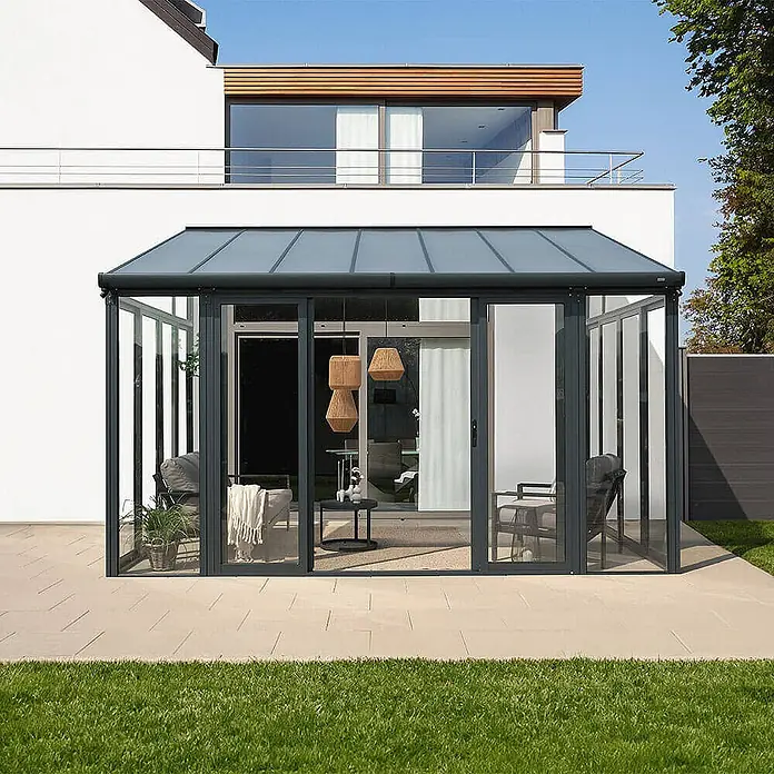 Home Deluxe Wintergarten AMARIS -  - Dunkelgrau gerahmter Glas-Wintergarten an modernem weißen Haus, schafft hellen Wohnbereich im Freien auf der Terrasse.