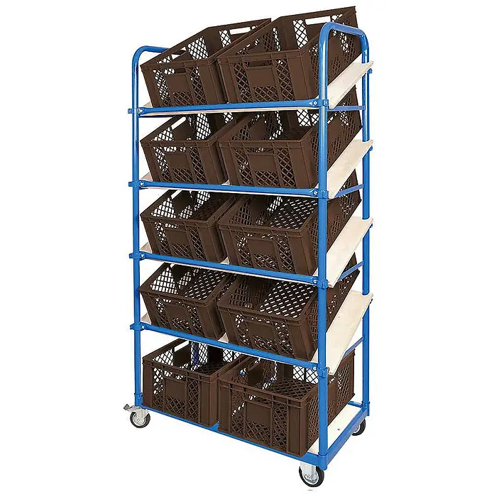 BRB Schrägboden-Regalwagen mit 5 Ebenen, bestückt mit 10 Euroboxen durchbrochen 600x400x240 mm braun -  - Mobiles blaues Regal mit 10 braunen Kunststoffkisten auf 5 schrägen Ablagen und Rollen.