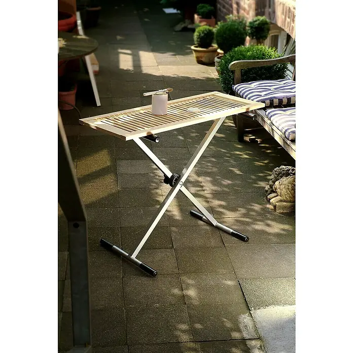 Arbeitsbock Tretix - Höhenverstellung: 32 cm - 103 cm - Aufnahme eines Klapptisches im Freien, mit Farbdose und Pinsel, ideal für kleine Arbeiten im Garten. Vielseitig und praktisch.
