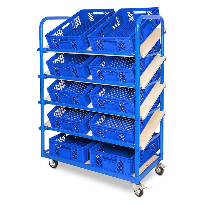 BRB Schrägboden-Regalwagen mit 5 Ebenen, bestückt mit 10 Euroboxen BxTxH 600x400x150 mm, durchbrochen, BxTxH 1050x500x1450 mm - blau - Blauer Metallrollwagen mit schrägen Regalböden und blauen Kunststoffkisten für Lagerung und Transport.