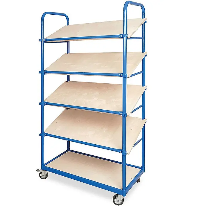 BRB Schrägboden-Regalwagen mit 5 Ebenen, 4 Lenkrollen, bestückt mit 10 Euroboxen 600x400x220 mm - blau - Blauer Metallwagen mit fünf Holzregalböden, davon vier schräg, und Lenkrollen.