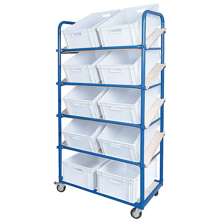 BRB Schrägboden-Regalwagen mit 5 Ebenen, 4 Lenkrollen, bestückt mit 10 Euroboxen 600x400x220 mm - weiß - Blauer Metallregalwagen mit 5 Ebenen, die je zwei weiße Kunststoff-Kippbehälter halten. Mit Rollen für Mobilität.