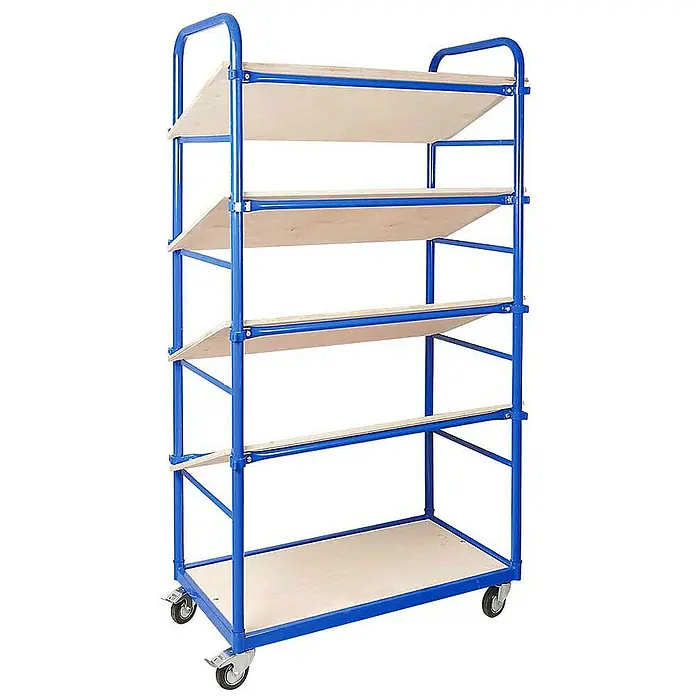 BRB Schrägbodenwagen, LxBxH 1050x500x1880 mm, 4 Lenkrollen, 2 mit Feststellbremse -  - Blauer Metallwagen mit fünf geneigten hellen Holzablagen auf Rollen.