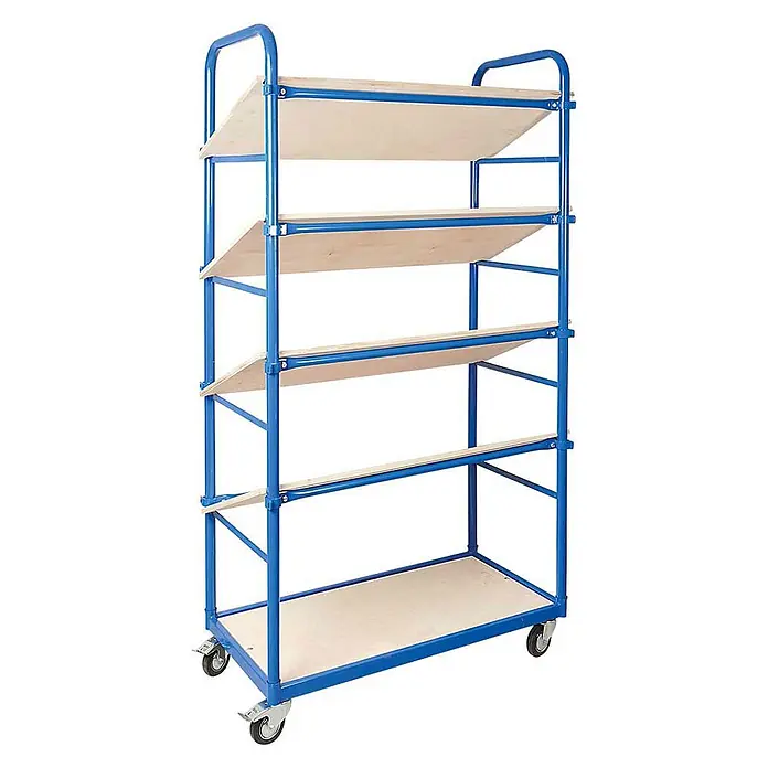 BRB Schrägboden-Regalwagen mit 5 Ebenen, bestückt mit 10 Euroboxen 600x400x220 mm rot -  - Blauer Metallrahmenwagen mit hellen Holzregalböden, darunter vier geneigte und ein flacher Boden, auf Rollen.