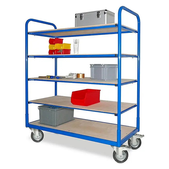 BRB Etagenwagen mit Mehreren Ebenen, BxTxH 1310x580x1545 mm, 4 Lenkrollen, 2 Rollen mit Feststellbremse - 5 Ebenen - Mobiler Regalwagen mit blauem Metallrahmen und fünf Holzablagen, auf Rollen, beladen mit Werkstattartikeln.