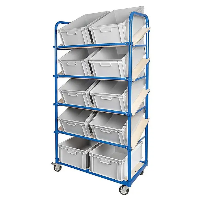 BRB Schrägboden-Regalwagen mit 5 Ebenen, 4 Lenkrollen, bestückt mit 10 Euroboxen 600x400x220 mm grau -  - Mobiles blaues Regal mit mehreren Ebenen hellgrauer Kunststoffbehälter, auf Holzregalen für einfachen Zugriff gekippt.
