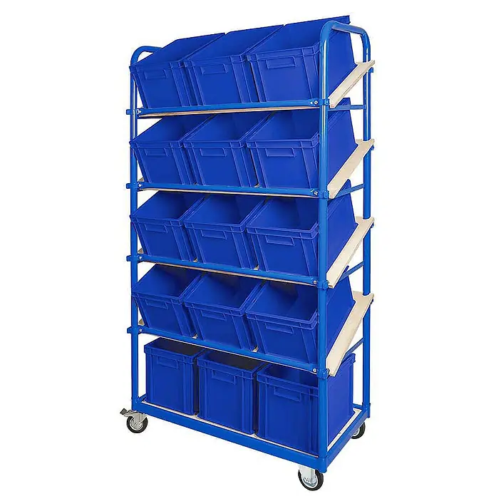 BRB Schrägboden-Regalwagen mit 5 Ebenen, bestückt mit 15 Euroboxen 400x300x235 mm - blau - Blaues mobiles Regal auf Rollen mit Holzablagen und mehreren blauen Kunststoffbehältern.