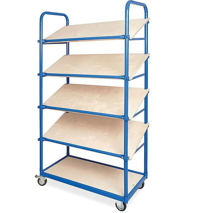 BRB Schrägboden-Regalwagen mit 5 Ebenen, bestückt mit 10 Euroboxen 600x400x220 mm blau -  - Blauer Metallwagen mit fünf hellen Holzablagen, vier davon geneigt zur Präsentation, auf Rollen.