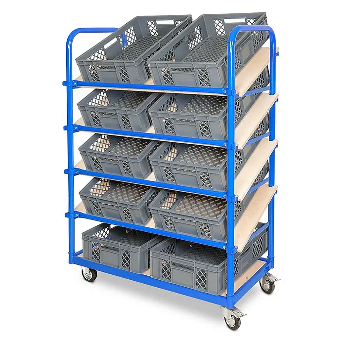 BRB Schrägboden-Regalwagen mit 5 Ebenen, bestückt mit 10 Euroboxen BxTxH 600x400x150 mm, durchbrochen, BxTxH 1050x500x1450 mm - grau - Blauer Metall-Rollwagen mit mehreren schrägen Holzregalen, die graue Kunststoffkisten halten, für Lagerung und Transport.