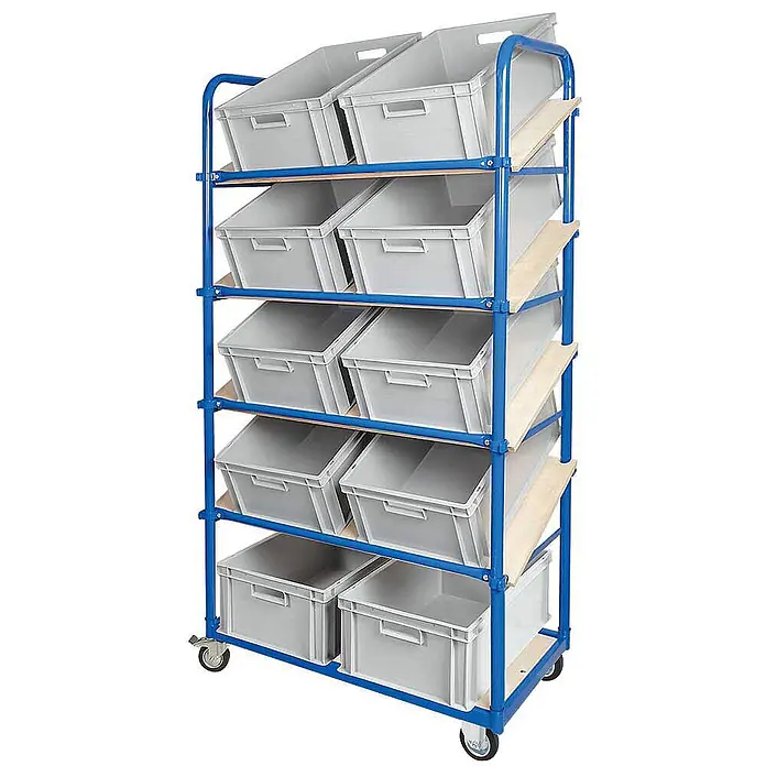 BRB Schrägboden-Regalwagen mit 5 Ebenen, bestückt mit 10 Euroboxen 600x400x220 mm grau -  - Mobiles Lagerregal mit blauem Rahmen, Holzablagen und grauen, gekippten Kunststoffbehältern auf Rollen.