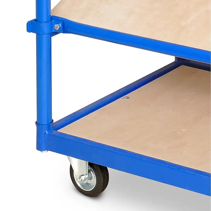BRB Schrägboden-Regalwagen mit 5 Ebenen, BxTxH 1050x500x1450 mm, 2 Lenk- - mit Feststellbremse - Nahaufnahme eines blauen Metallregalwagens mit Holzablagen und einer silbernen Lenkrolle.