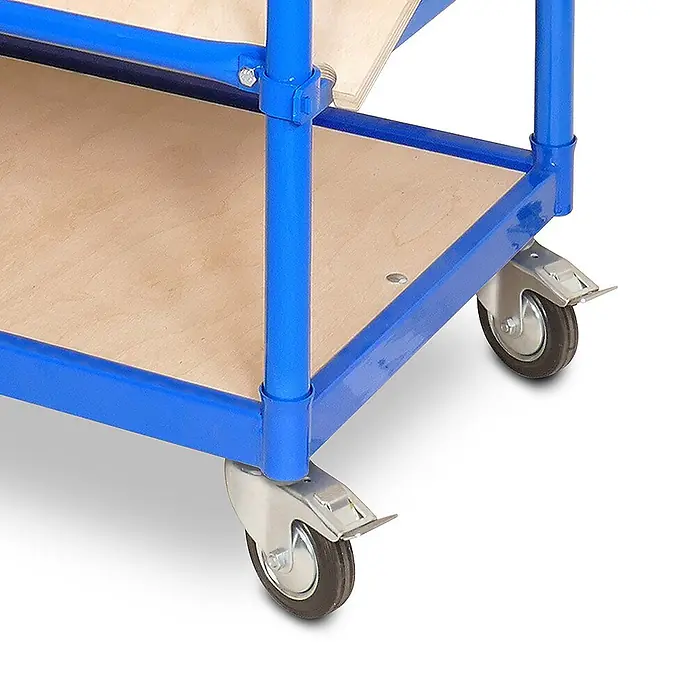 BRB Schrägboden-Regalwagen mit 5 Ebenen, BxTxH 1050x500x1450 mm, 2 Lenk- - mit Feststellbremse - Unterer Bereich eines blauen Metallwagens mit Holzablagen und zwei gebremsten Rollen.