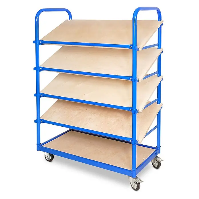 BRB Schrägboden-Regalwagen mit 5 Ebenen, BxTxH 1050x500x1450 mm, 2 Lenk- - mit Feststellbremse - Mobiler blauer Metallwagen mit sechs Holzablagen, von denen fünf schräg zum Trocknen oder Lagern sind.