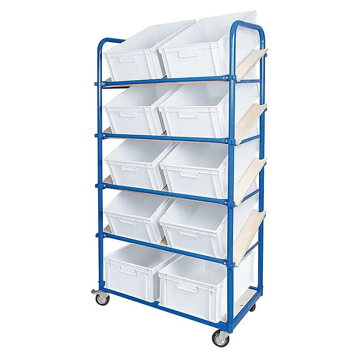 BRB Schrägboden-Regalwagen mit 5 Ebenen, 4 Lenkrollen, bestückt mit 10 Euroboxen 600x400x220 mm weiß -  - Mobiler Lagerregalwagen mit blauem Metallrahmen, Holzablagen und mehreren schrägen weißen Kunststoffbehältern auf Rollen.