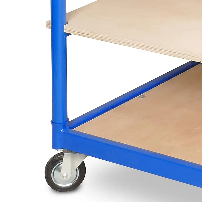 BRB Etagenwagen mit 5 Ebenen, 4 Lenkrollen, BxTxH 1050x500x1450 mm, Gesamttragkraft 250 kg -  - Nahaufnahme eines blauen Metall-Industriewagens mit hellen Holzablagen und einer Lenkrolle.