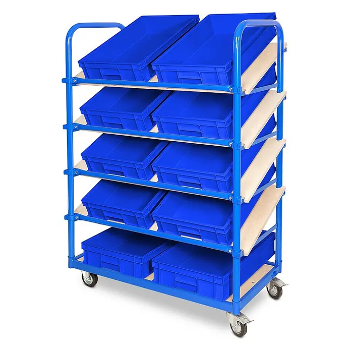 BRB Schrägboden-Regalwagen BxTxH 1050x500x1450 mm, mit 5 Ebenen, 2 Lenk-/2 Bockrollen, bestückt mit 10 Euroboxen BxTxH 600x400x120 mm - blau - Blaues Rollregal mit Holzablagen und blauen Kunststoffbehältern, teils gekippt, auf Rollen.