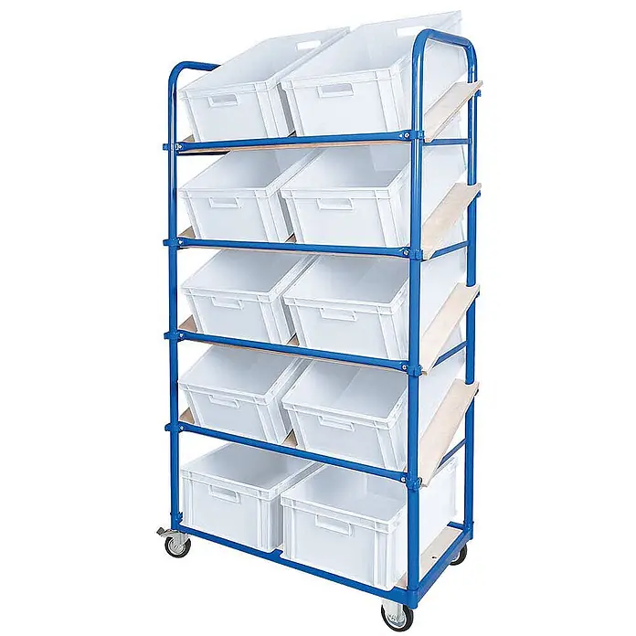 BRB Schrägboden-Regalwagen mit 5 Ebenen, bestückt mit 10 Euroboxen 600x400x220 mm weiß -  - Blauer Metall-Rollwagen mit fünf Etagen, Holzablagen und zehn weißen Kunststoffbehältern, obere schräg für Zugriff.