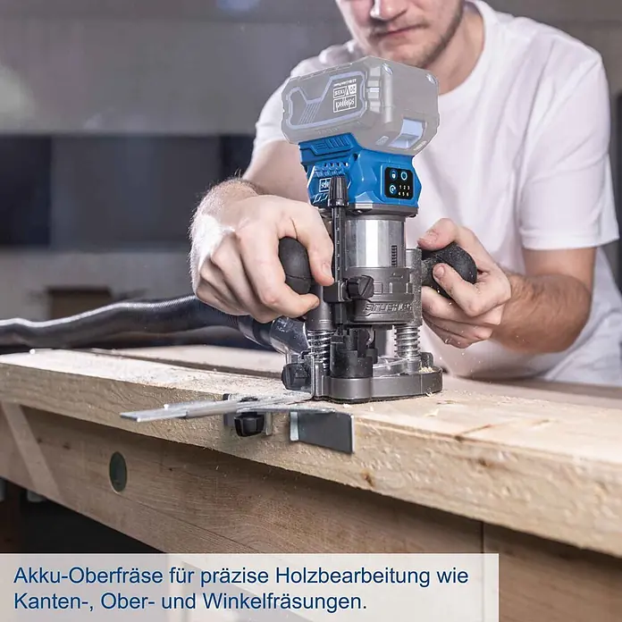 Scheppach IXES 20V Akku-Oberfräse BC-EHR24-X - 20 V, Ohne Akku, 10.000 U/min - 30.000 U/min, 8 mm - Eine Person verwendet eine blaue und graue Akku-Oberfräse zur präzisen Holzbearbeitung auf einer Werkbank.
