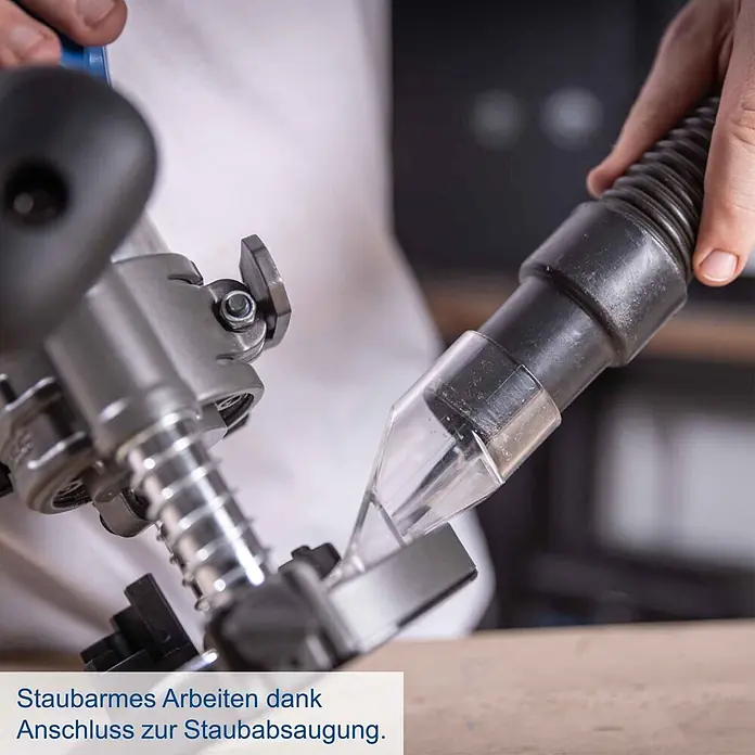 Scheppach IXES 20V Akku-Oberfräse BC-EHR24-X - 20 V, Ohne Akku, 10.000 U/min - 30.000 U/min, 8 mm - Schwarzer und transparenter Staubabsaugschlauch an einem Metall-Elektrowerkzeug für staubarmes Arbeiten.