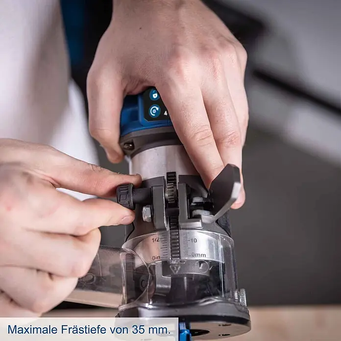 Scheppach IXES 20V Akku-Oberfräse BC-EHR24-X - 20 V, Ohne Akku, 10.000 U/min - 30.000 U/min, 8 mm - Hände stellen die Tiefe eines blauen und silbernen Fräsers ein. Skala zeigt 0mm/0in, max. Frästiefe 35mm.
