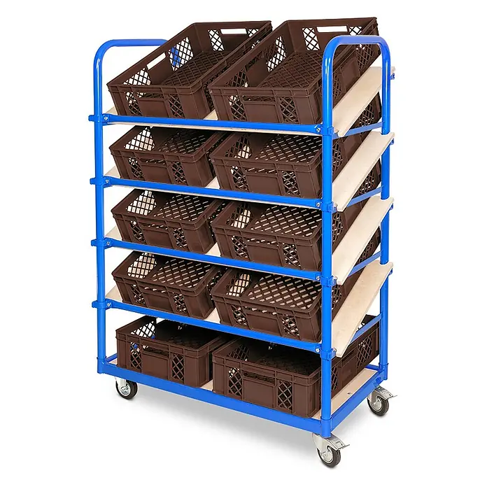 BRB Schrägboden-Regalwagen mit 5 Ebenen, bestückt mit 10 Euroboxen BxTxH 600x400x150 mm, durchbrochen, BxTxH 1050x500x1450 mm - braun - Blauer Rollwagen mit mehreren geneigten hellen Holzablagen, die braune Kunststoffkisten halten.