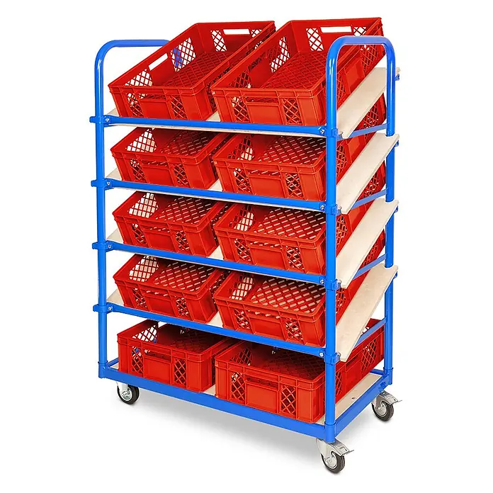 BRB Schrägboden-Regalwagen mit 5 Ebenen, bestückt mit 10 Euroboxen BxTxH 600x400x150 mm, durchbrochen, BxTxH 1050x500x1450 mm - rot - Blauer Rollwagen mit fünf schrägen Holzböden, roten Kunststoffkisten und Rädern.