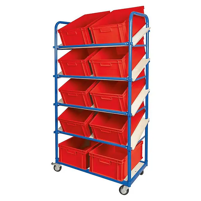 BRB Schrägboden-Regalwagen mit 5 Ebenen, bestückt mit 10 Euroboxen 600x400x220 mm rot -  - Blauer mobiler Lagerwagen mit mehreren geneigten roten Kunststoffbehältern für einfachen Zugriff.