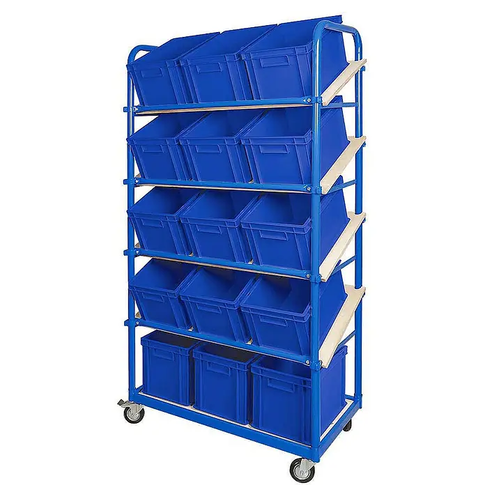 BRB Schrägboden-Regalwagen mit 5 Ebenen, 4 Lenkrollen, bestückt mit 15 Euroboxen 400x300x235 mm - blau - Blaues mobiles Regal mit mehreren Etagen blauer Lagerbehälter, teils schräg, auf blauem Metallrahmen mit Rollen.
