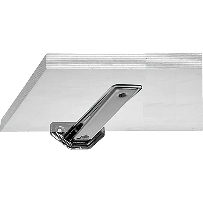 Stabilit Regalträger 3F-Linear - 190 x 38 mm, Belastbarkeit: 65 kg, Stahlmatt - Ein verchromtes Klappscharnier ist an einer hellen Holzplatte befestigt. Das Klappscharnier ist ein praktisches Produkt für Möbel.