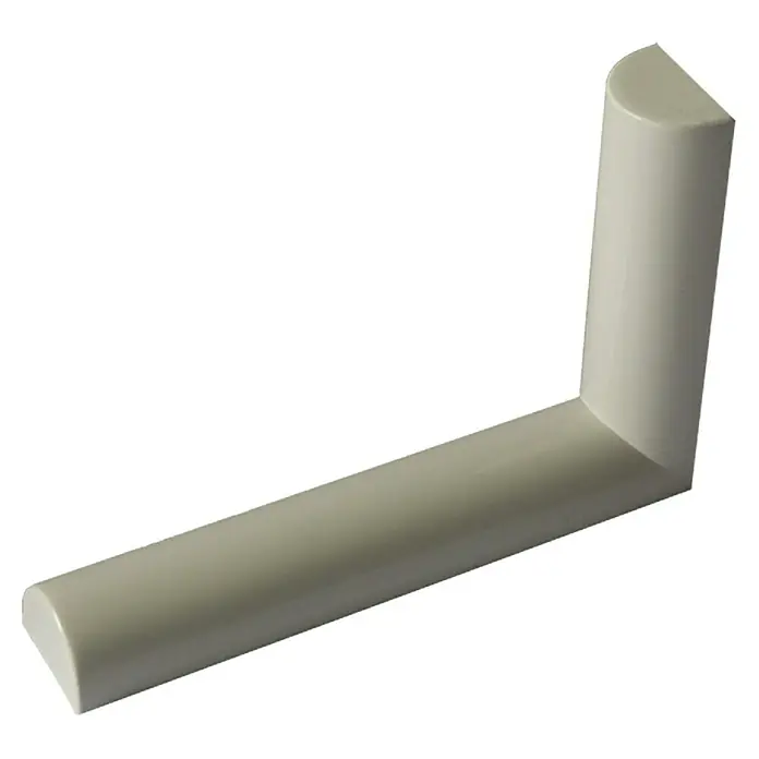 Vormann Design-Konsole124 x 38 x 185 mm, Belastbarkeit: 65 kg, Stahl, Weiß - Detailaufnahme eines L-förmigen, cremefarbenen Eckprofils aus Kunststoff mit abgerundeten Kanten, ideal für Wandabschlüsse.