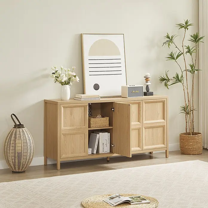 SONNENH Anrichte mit Drucköffnung, Helle Eichenoptik -  - Helles Holz-Sideboard mit zwei offenen Türen, das Bücher und einen Korb in einem Wohnraum zeigt.