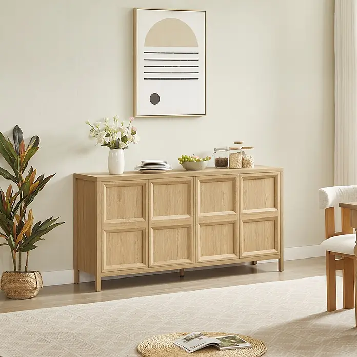 SONNENH Anrichte mit Drucköffnung, Helle Eichenoptik -  - Helles Holz Sideboard mit Kassetttüren und konischen Beinen, dekoriert mit Blumen, Geschirr, Obst und Gläsern.