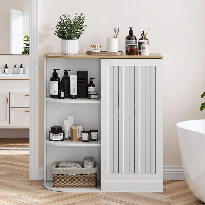 SONNENH Mehrzweckschrank mit offenen Fächern, Weiß/Eiche-Optik -  - Weißer Badezimmerschrank mit Holzplatte, offenen Regalen und Lamellenschiebetür, gefüllt mit Toilettenartikeln.