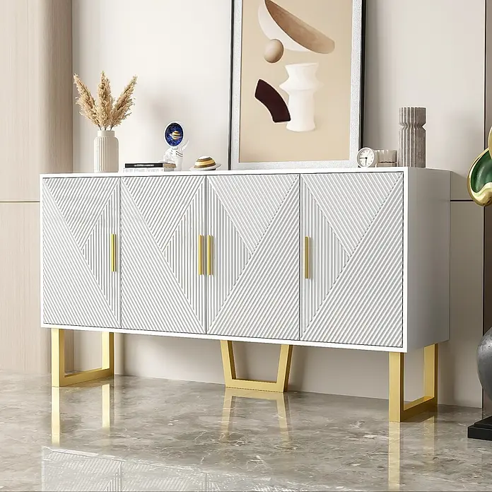 SONNENH Anrichte mit 4 Hochglanztüren und Goldakzenten, Weiß -  - Weißes Sideboard mit geripptem geometrischem Muster, goldenen Griffen und goldenen Metallbeinen in einem modernen Interieur.
