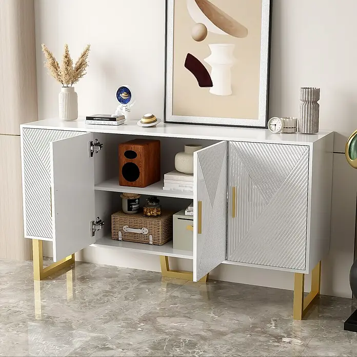SONNENH Anrichte mit 4 Hochglanztüren und Goldakzenten, Weiß -  - Weißes Sideboard mit strukturierten Türen und goldenen Beinen. Einige Türen sind offen, zeigen Stauraum und Deko.