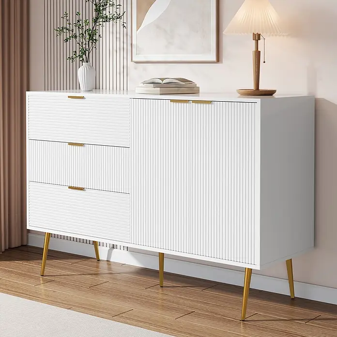 SONNENH Anrichte mit Rillenfront und 3 Schubladen, Weiß/Gold -  - Weißes modernes Sideboard mit Rillenmuster, goldenen Griffen und konischen Goldbeinen in einem Raum.