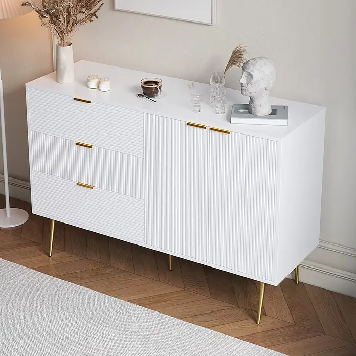 SONNENH Anrichte mit Rillenfront und 3 Schubladen, Weiß/Gold -  - Weißes geripptes Sideboard mit goldenen Beinen und Griffen, als stilvolle Aufbewahrungseinheit im Wohnbereich.