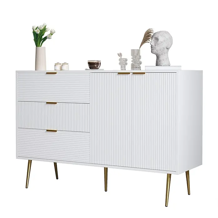 SONNENH Anrichte mit Rillenfront und 3 Schubladen, Weiß/Gold -  - Weißes Sideboard mit gerippter Textur, goldenen Griffen und Beinen, mit Schubladen und Türen, dekoriert.