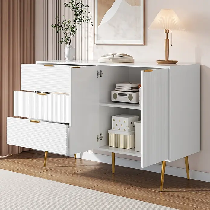 SONNENH Anrichte mit Rillenfront und 3 Schubladen, Weiß/Gold -  - Weißes Sideboard mit goldenen Beinen und Griffen, drei geriffelten Schubladen und zwei offenen Schranktüren mit Regalen.