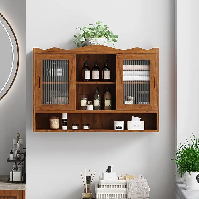 SONNENH Wand-Mehrzweckschrank mit 2 Schiebetüren, Braun -  - Brauner Wandhängeschrank aus Holz mit geriffeltem Glas und offener Ablage, in einem modernen Badezimmer.