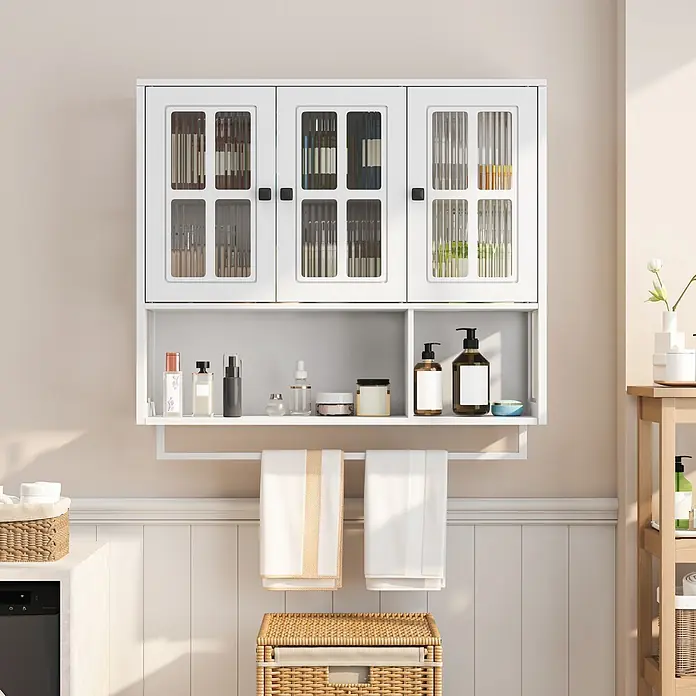 SONNENH Wandschrank mit 3 Riffelglastüren, Weiß -  - Weißer wandmontierter Badezimmerschrank mit geriffelten Glastüren, offener Ablage und Handtuchstange, gefüllt mit Toilettenartikeln und Handtüchern.