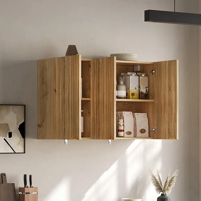 SONNENH Wandschrank mit 3 geriffelten Türen, Natur -  - Zwei Küchenoberschränke aus Naturholz, einer offen mit Lebensmitteln und Flaschen, bietet praktischen Stauraum.