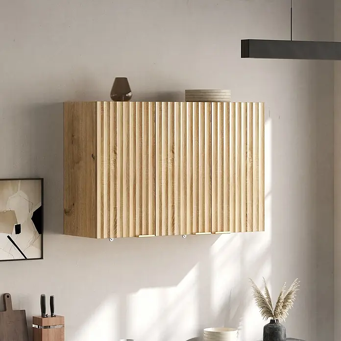 SONNENH Wandschrank mit 3 geriffelten Türen, Natur -  - Heller Wandschrank aus Holz mit geriffelten Türen, in moderner Küche montiert.