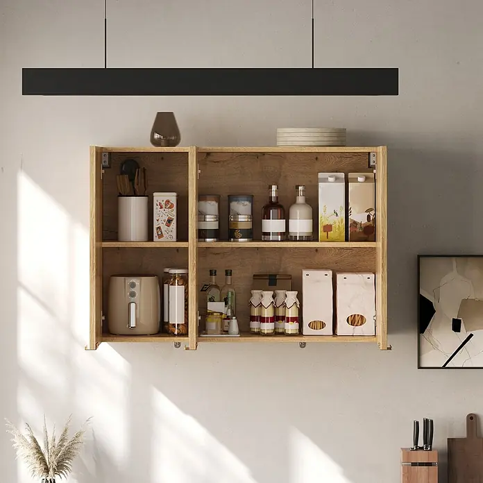 SONNENH Wandschrank mit 3 geriffelten Türen, Natur -  - Wandmontierter Küchenschrank aus Holz mit zwei Fächern, offen und gefüllt mit Lebensmitteln und Utensilien.