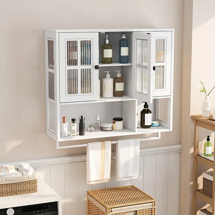 SONNENH Wandschrank mit 3 Riffelglastüren, Weiß -  - Weißer Wandbadezimmerschrank mit gerippten Glastüren, offenen Regalen und Handtuchstange, gefüllt mit Badprodukten in einem hellen Badezimmer.