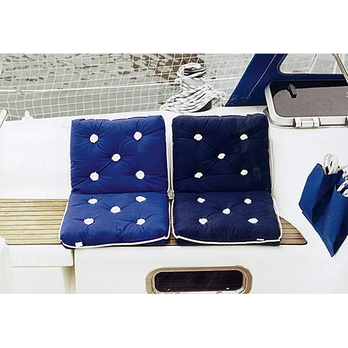 Kapok-Kissen - 1 Stk., Doppelt, 410 x 720 x 90 mm, Navy-Blau - Nahaufnahme von zwei marineblauen, getufteten Sitzkissen mit weißen Tupfen und weißen Paspeln auf einem Boot.