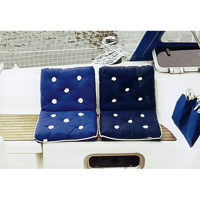 Kapok-Kissen - 1 Stk., Doppelt, 410 x 720 x 90 mm, Navy-Blau - Nahaufnahme von zwei marineblauen, getufteten Sitzkissen mit weißen Tupfen und weißen Paspeln auf einem Boot.