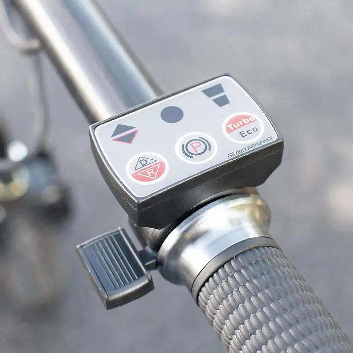 BAMATO Elektrische Schubkarre MTR-260 280W 100L 5h Laufzeit -  - Lenker-Bedieneinheit mit Tasten für Fahren, Rückwärts, Parken, Turbo, Eco und Pfeilen. Dunkelgrauer Griff. Marke GR GROUNDRUNNER.