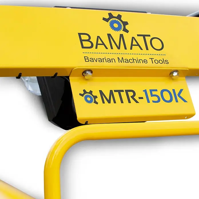 Bamato Akku-Schubkarre MTR-150K mit Raupenlaufwerk - 350 W, Traglast: 150 kg - Gelbe BAMATO MTR-150K Maschine mit Zahnrad-Logo und 'Bavarian Machine Tools' Schriftzug.