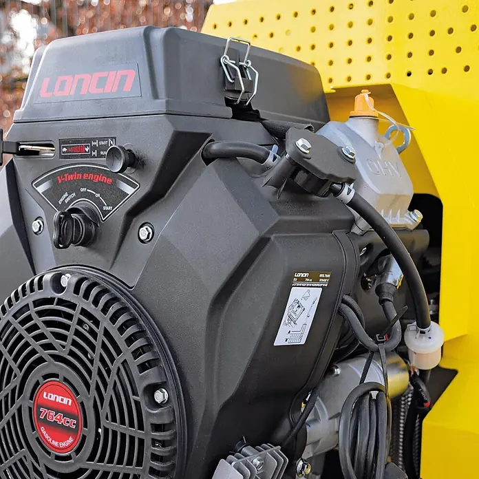 BAMATO Holzhäcksler HACK-150PRO 18kW Einzugswalze bis 150mm -  - Schwarzer Loncin V-Twin 764cc Benzinmotor auf gelbem Maschinengestell, mit Bedienelementen und Kühlgebläse.